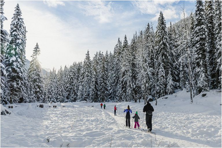 Family Snowshoeing in illecillewaet valley